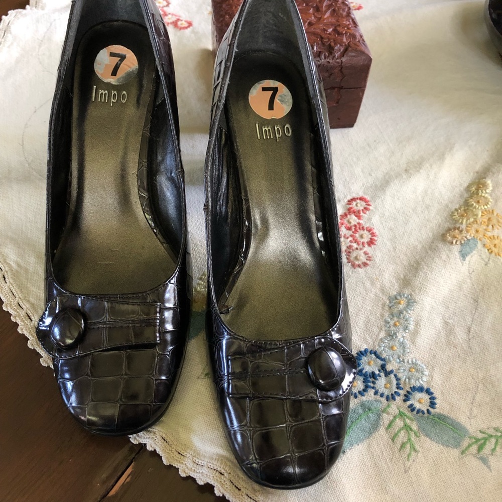 Impo Dark Brown Faux Alligator Pump w/ Decorative Strap w/Button. 3"Heel Size 7